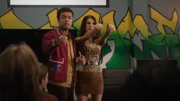 Jupe Khaite Moira portée par Kris (Meredith MacNeill) comme on le voit dans Small Achievable Goals (S01E01)