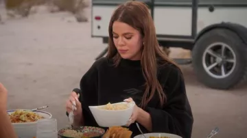 Sweat-shirt Balenciaga 3B Fleece Logo porté par Khloe Kardashian comme on le voit dans The Kardashians (S06E09)