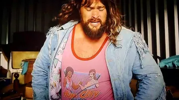 Débardeur Hunk City Rampage porté par Garett Garrison (Jason Momoa) dans un film Minecraft