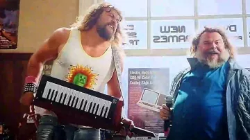 T-shirt Minecraft Creeper amusant et explosif porté par Garett Garrison (Jason Momoa) dans un film Minecraft