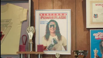 T-shirt du championnat du monde de jeux vidéo 1989 porté par Garrett (Jason Momoa) dans un film Minecraft