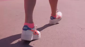 El vestuario de la película The Substance: Margaret Qualley usa zapatillas blancas de Asics para interpretar a Sue