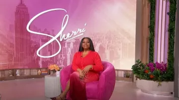 Robe pull Staud Shoko portée par Sherri Shepherd vue à Sherri le 2 avril 2025