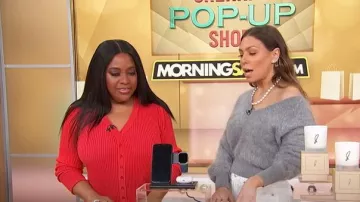 J. Crew Pull court en cachemire brossé à col en V porté par Melissa Garcia comme on le voit à Sherri le 2 avril 2025