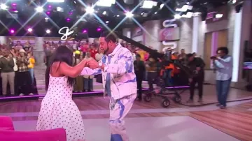 Pantalon en jean haletant Kidsuper porté par Jawn Murray comme on le voit à Sherri le 3 avril 2025