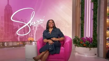 Robe-chemise en denim Suzie à taille nouée Cinq a Sept portée par Sherri Shepherd comme on le voit à Sherri le 4 avril 2025