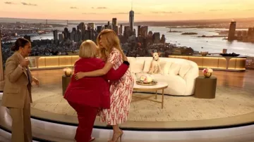 Pantalón Gabriela Hearst Rhein en lana caqui deportiva usado por Drew Barrymore como se vio en The Drew Barrymore Show el 1 de abril de 2025
