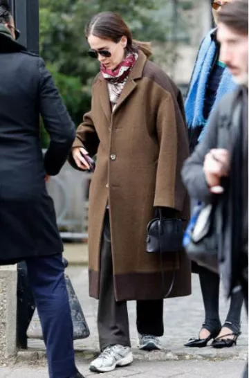 Manteau en laine Céline Brown porté par Sarah Paulson à Paris le 11 mars 2025