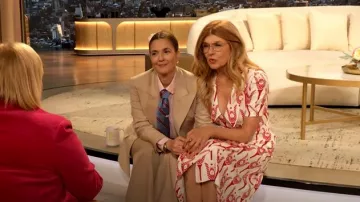 Cravate Brooks Brothers BB#1 Rep portée par Drew Barrymore telle que vue dans The Drew Barrymore Show le 1er avril 2025