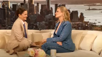 Cinq a Sept Shailene Studded Flare Jeans usados por Beth Behrs como se ve en The Drew Barrymore Show el 1 de abril de 2025