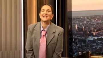 Blazer Babaton Arbus porté par Drew Barrymore tel qu’on le voit dans The Drew Barrymore Show le 4 avril 2025