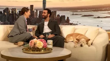 Pantalon plissé Babaton porté par Drew Barrymore tel qu’on le voit dans The Drew Barrymore Show le 4 avril 2025