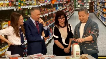 Pull DKNY Colorblock porté par Valerie Bertinelli tel qu’on le voit dans The Drew Barrymore Show le 4 avril 2025