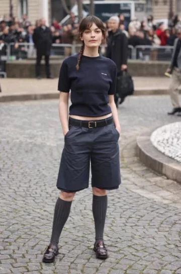 Mocasines Penny de cuero de Miu Miu usados por Emma Mackey en el desfile de Miu Miu el 11 de marzo de 2025