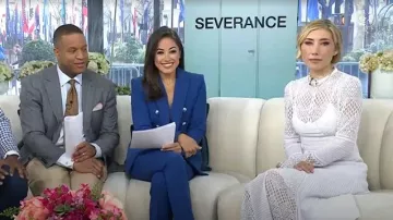 Mini-robe en popeline de coton ceinturée avec manches bouffantes portée par Savannah Sellers comme on le voit dans Aujourd’hui le 4 avril 2025