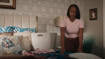 T-Shirt en jersey vichy Jacquemus porté par Catherine (Aja Naomi King) tel qu’on le voit dans la Grosse Pointe Garden Society (S01E07)