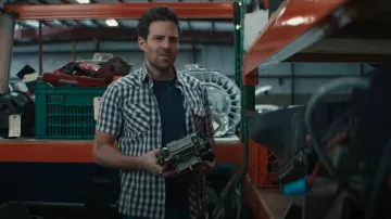 Camisa Diesel S-Zule Negra usada por Brett (Ben Rappaport) como se ve en Grosse Pointe Garden Society (S01E07)