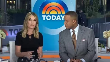 Haut à lacets Nili Lotan Wells porté par Savannah Guthrie comme on le voit dans Today le 4 avril 2025