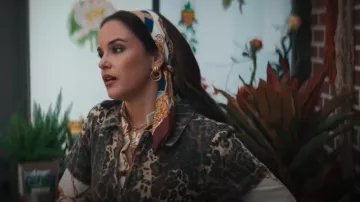 Boucles d’oreilles Anine Bing Triple Knot Gold-Tone portées par Birdie (Melissa Fumero) comme on le voit dans la Grosse Pointe Garden Society (S01E07)