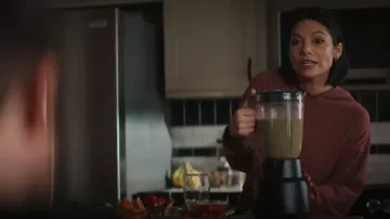 Sudadera con capucha Alo Yoga Muse usada por Cricket (Ginger Gonzaga) como se ve en Grosse Pointe Garden Society (S01E07)