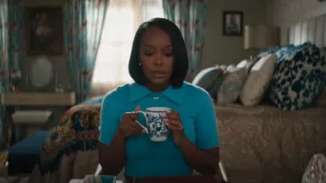 Tory Burch Wool Polo In Light Cerulean porté par Catherine (Aja Naomi King) comme on le voit dans la Grosse Pointe Garden Society (S01E07)