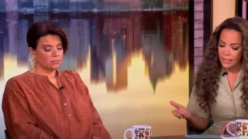 Camisa abotonada de algodón con detalle de encaje A.L.C. Elaine usada por Ana Navarro como se ve en The View el 4 de abril de 2025