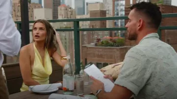 Are You Am I Mini vestido amarillo de satén con cuello de campana usado por Lexi Wood como se ve en Summer House (S09E08)