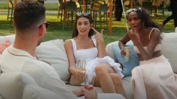 Bolso de cristal Le Nine Nina usado por Paige DeSorbo como se ve en Summer House (S09E08)