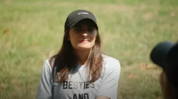 Gorra de Etsy No Notes usada por Paige DeSorbo como se ve en Summer House (S09E08)