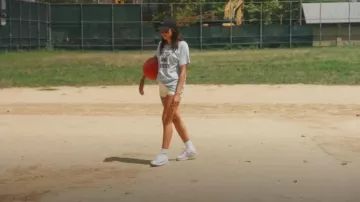 Under Armour Une Apparition portée par Paige DeSorbo comme on le voit dans Summer House (S09E08)