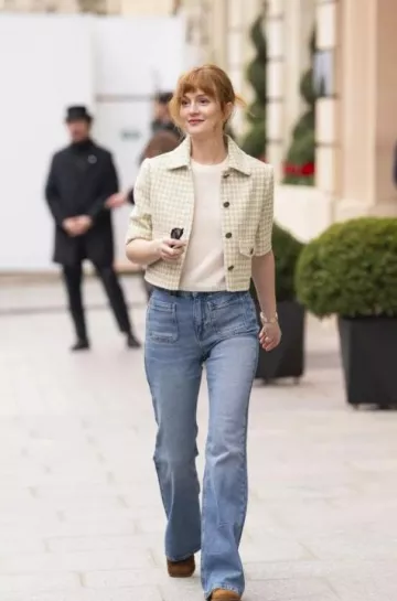 Jean Subtle Flare Me+Em porté par Leighton Meester à Paris le 11 mars 2025