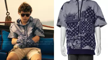 Sweat à capuche imprimé à manches courtes de Lochlan Ratliff (Sam Nivola) dans le lotus blanc (S03E08)