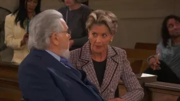 Blazer Veronica Beard Theron porté par Julianne (Wendie Malick) comme on le voit dans Night Court (S03E14)