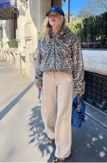 Grand sac à rabat Chanel 19 en peau de mouton retournée porté par Ellie Bamber sur son post Instagram le 11 mars 2025