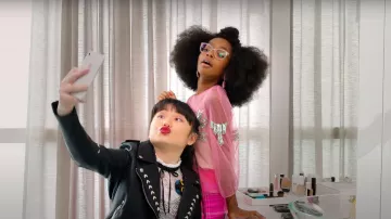 Blouson de moto en similicuir Blankk NYC porté par Raina (Thalia Tran) en Little