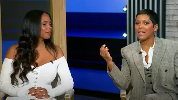 Robe rayée autoportrait portée par Sierra Mayhew telle que vue lors du défilé Tamron Hall le 4 avril 2025