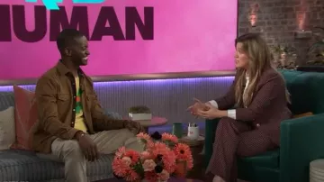 Blazer estampado de Elie Tahari usado por Kelly Clarkson visto en The Kelly Clarkson Show el 2 de abril de 2025