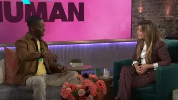 Pantalones estampados de Elie Tahari usados por Kelly Clarkson como se vio en The Kelly Clarkson Show el 2 de abril de 2025