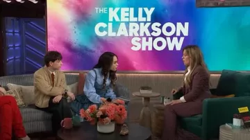 Aknvas Devyn Saxe Minivestido de mezclilla con detalle de roseta escalonado usado por Gabrielle Nevaeh como se vio en The Kelly Clarkson Show el 2 de abril de 2025