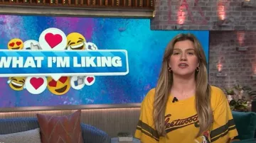 T-shirt de baseball Daydreamer Fleetwood Mac Penguin porté par Kelly Clarkson tel qu’on le voit dans The Kelly Clarkson Show le 3 avril 2025