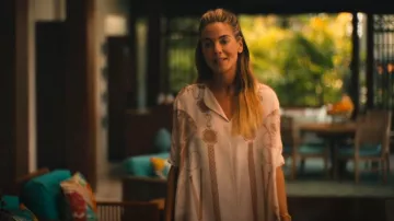 Vestido camisero Hermès Les Tambours Finesse usado por Jaclyn Lemon (Michelle Monaghan) como se ve en The White Lotus (T03E08)