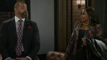 Blazer de L'Agence Marie usado por Hayley Lawson (Marquita Goings) como se ve en Beyond the Gates (T01E24)