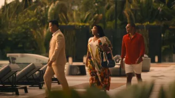 Carolina K Parrot imprimé caftan porté par Belinda Lindsey (Natasha Rothwell) comme on le voit dans The White Lotus (S03E08)