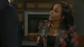 Gargantilla Misho Ovo usada por Hayley Lawson (Marquita Goings) como se ve en Más allá de las puertas (T01E24)