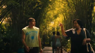 Camisa sin mangas estampada de Zara en Solar Psyche usada por Zion Lindsey (Nicholas Duvernay) como se ve en The White Lotus (T03E08)