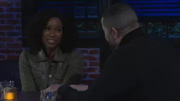 Avec Les Filles Chaqueta de piel sintética de técnica mixta usada por Naomi Hamilton Hawthorne (Arielle Prepetit) como se ve en Beyond the Gates (S01E24)