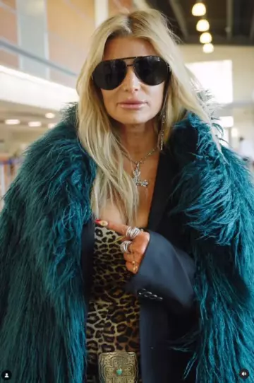 Jacquie Aiche Bracelet à chaîne à doigts en diamant disque martelé en or jaune 14 carats porté par Jessica Simpson sur son Instagram Arrivée à Austin Tx le 12 mars 2025