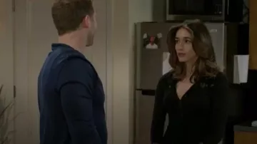 Top de puño Rosebud de Free People en negro usado por Ashley Morgan (Jen Jacob) como se ve en Beyond the Gates (S01E25)