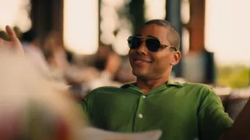 Gafas de sol Prada Eyewear Triangle-Logo Pilot usadas por Zion Lindsey (Nicholas Duvernay) como se ve en The White Lotus (T03E08)