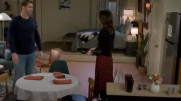 Falda midi de seda floral de Paige Rotelle usada por Ashley Morgan (Jen Jacob) como se ve en Beyond the Gates (T01E25)